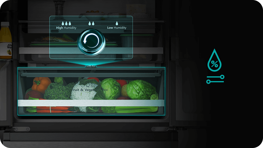Wnętrze lodówki z szufladą na warzywa i owoce, wypełnioną różnymi produktami. Na szufladzie widoczny jest napis \'Fruit & Vegetable Box\', a nad nią graficzny wskaźnik wilgotności z napisami \'High Humidity\' i \'Low Humidity\'.