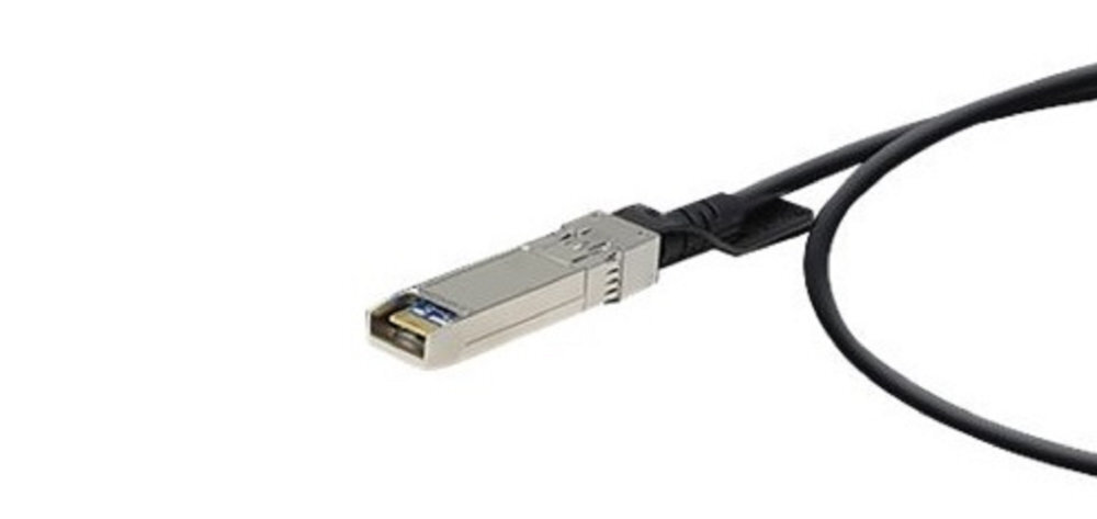 Kabel SFP+ - SFP+ UBIQUITI Miedziany DAC SFP+ UDC-1 Ubiquiti UniFi szybkie i stabilne połączenia 10 Gigabit 1 metra dwa złącza SFP+ przełącznikami obsługującymi standard DAC 10 G konstrukcji pasywnej - zbliżenie na wtyczkę