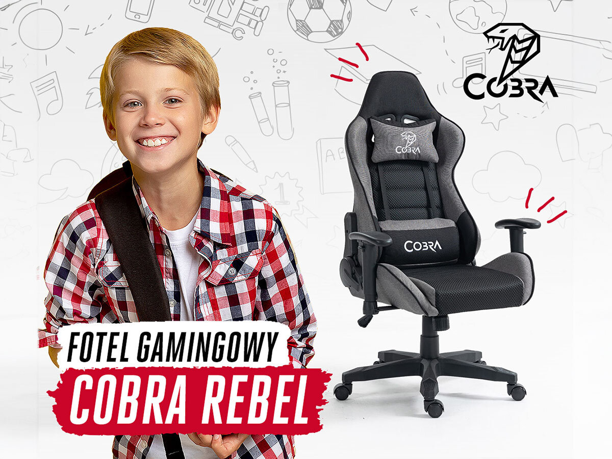 Obraz przedstawia fotel gamingowy COBRA Rebel CR205 w kolorze szaro-czarnym oraz uśmiechniętego chłopca w koszuli w kratę. Na fotelu widoczne jest logo COBRA, a w tle znajdują się rysunki o tematyce szkolnej.