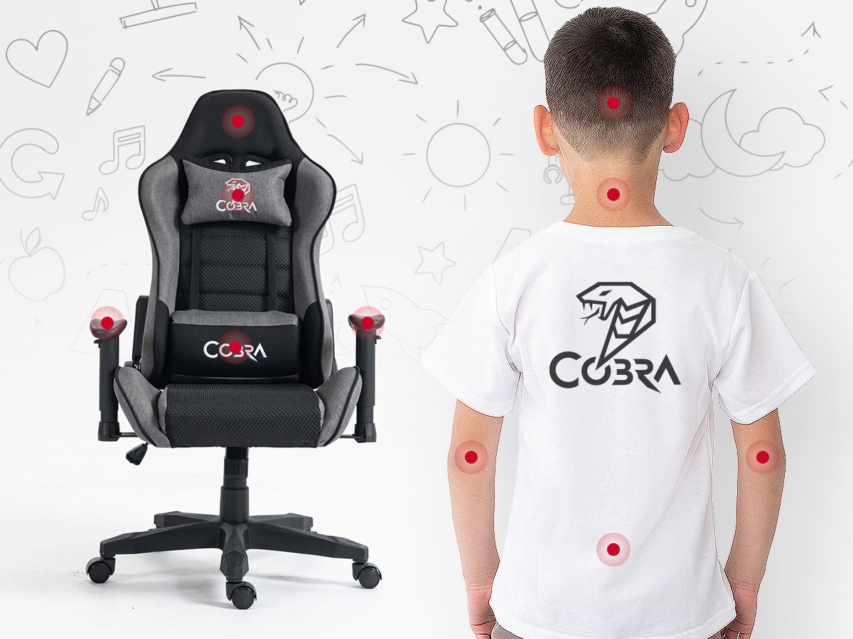 Na obrazie widoczny jest szaro-czarny fotel gamingowy z logo COBRA na poduszce i oparciu. Obok stoi dziecko tyłem, ubrane w białą koszulkę z czarnym logo COBRA na plecach.