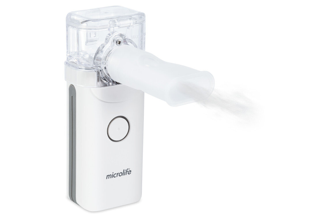Na obrazie widoczny jest biały inhalator siateczkowy z przezroczystym zbiornikiem i ustnikiem, z którego wydobywa się mgiełka. Na urządzeniu znajduje się logo \'microlife\'.