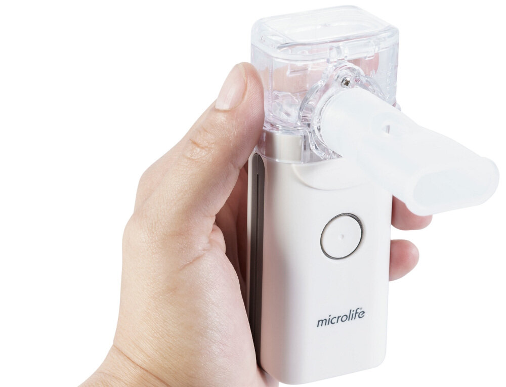 Osoba trzyma inhalator siateczkowy z widocznym logo \'microlife\' na obudowie. Urządzenie ma przezroczysty górny element i okrągły przycisk na przedniej części.