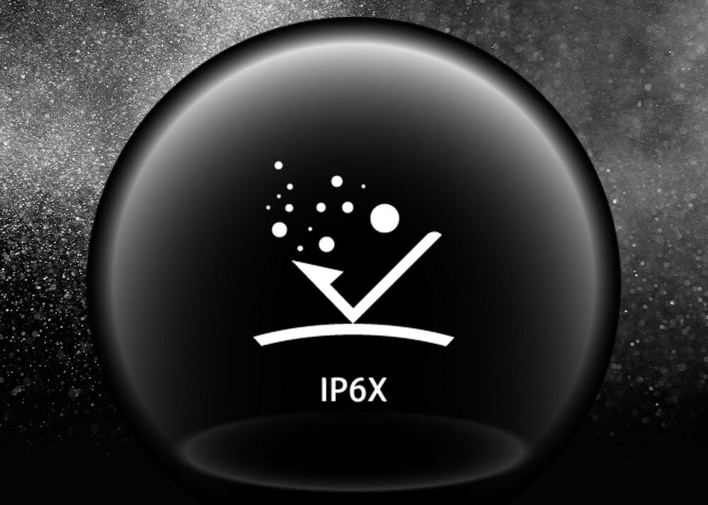 Obraz przedstawia symbol ochrony IP6X z ikoną wskazującą na odporność na pył, umieszczony na ciemnym tle z efektem rozpraszających się cząsteczek.