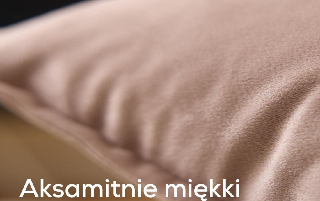Zbliżenie na powierzchnię miękkiej tkaniny w kolorze taupe. Na dole widoczny jest tekst: \'Aksamitnie miękki\'.