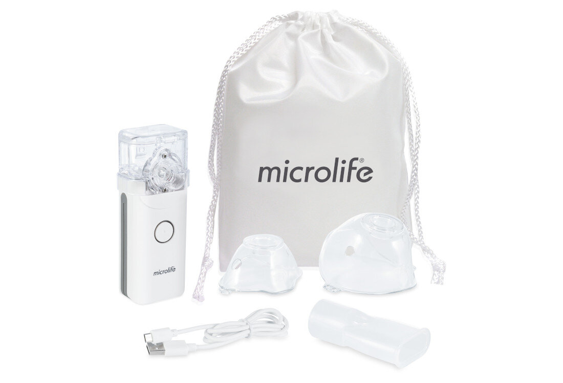 Na obrazie znajduje się inhalator siateczkowy z przezroczystą górną częścią, obok którego leżą dwie maski, kabel USB oraz biały worek z napisem \'microlife\'.