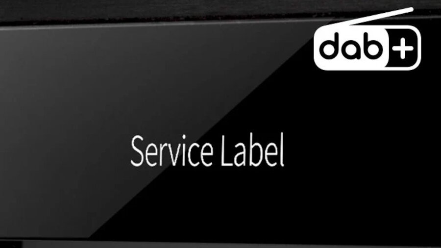 Czarny panel z napisem \'Service Label\' oraz logo \'dab+\' w rogu.