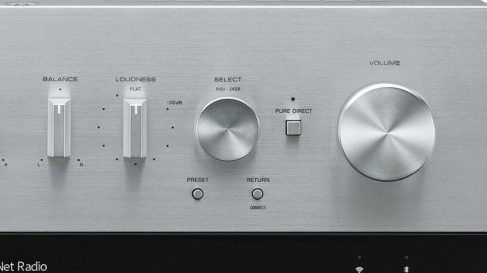 Panel przedni amplitunera z pokrętłami i przyciskami oznaczonymi jako BALANCE, LOUDNESS, SELECT, PURE DIRECT, PRESET, RETURN oraz VOLUME. Widoczne są także napisy: \'FLAT\', \'-30dB\', \'PUSH - ENTER\', \'CONNECT\'.
