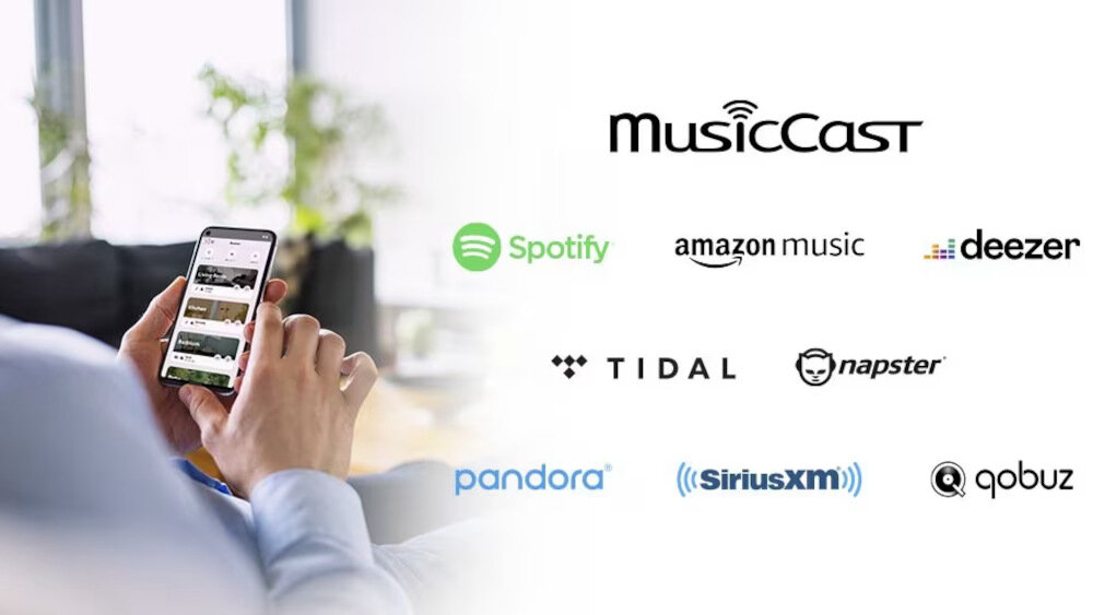 Osoba trzymająca smartfon z aplikacją muzyczną, obok widoczne są logotypy serwisów: MusicCast, Spotify, Amazon Music, Deezer, Tidal, Napster, Pandora, SiriusXM, Qobuz.