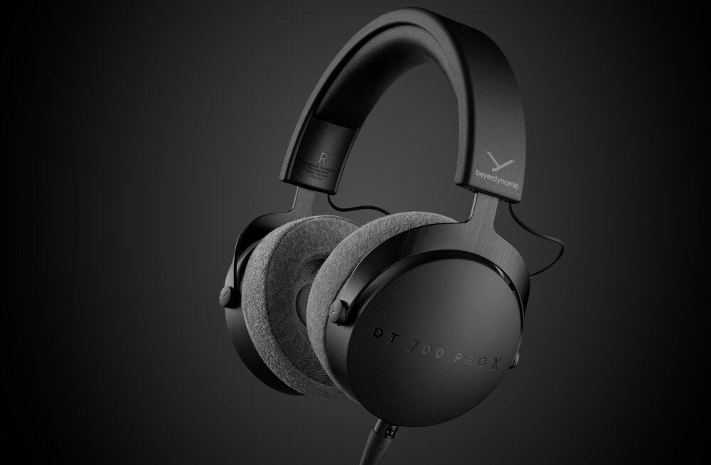 Czarne słuchawki nauszne z widocznym napisem \'DT 700 PRO X\' na muszli oraz logo \'beyerdynamic\' na pałąku. Słuchawki mają miękkie, szare nauszniki.