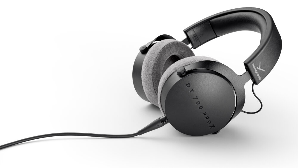 Czarne słuchawki nauszne z widocznym napisem \'DT 700 PRO X\' na jednej z muszli. Na pałąku znajduje się logo \'beyerdynamic\'.