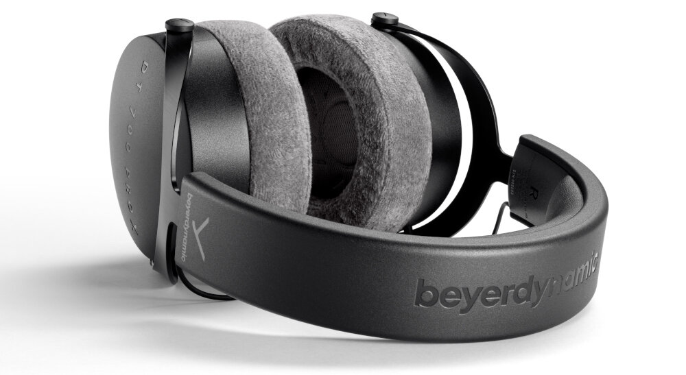 Czarne słuchawki nauszne z szarymi poduszkami, na pałąku widoczne logo \'beyerdynamic\'.