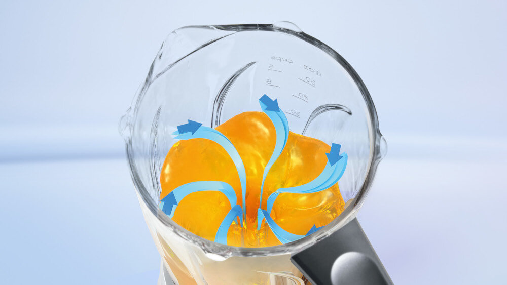 Blender kielichowy z przezroczystym pojemnikiem, w którym znajdują się pomarańczowe składniki i niebieskie strzałki wskazujące ruch mieszania. Na pojemniku widoczne są miarki z oznaczeniami w mililitrach i uncjach.