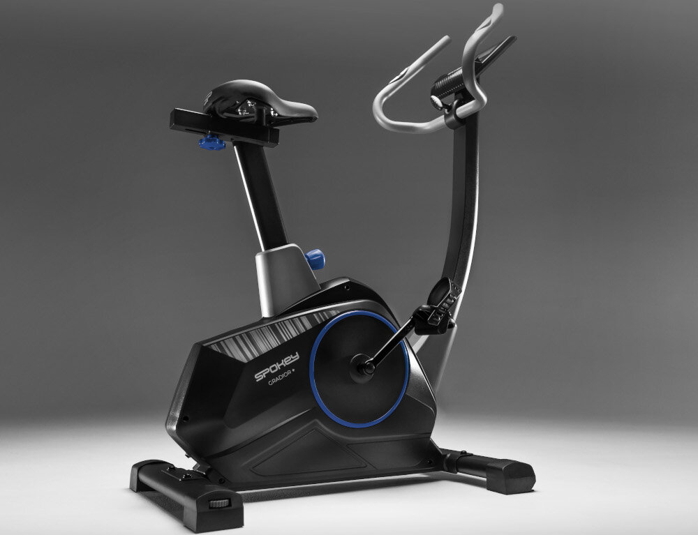 Na obrazie widoczny jest czarny rower magnetyczny z niebieskimi akcentami, z napisem \'SPOKEY Gradior+\'.