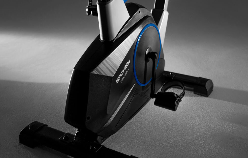 Czarny rower magnetyczny z niebieskim akcentem na obudowie, widoczny napis \'SPOKEY Gradior+\'.
