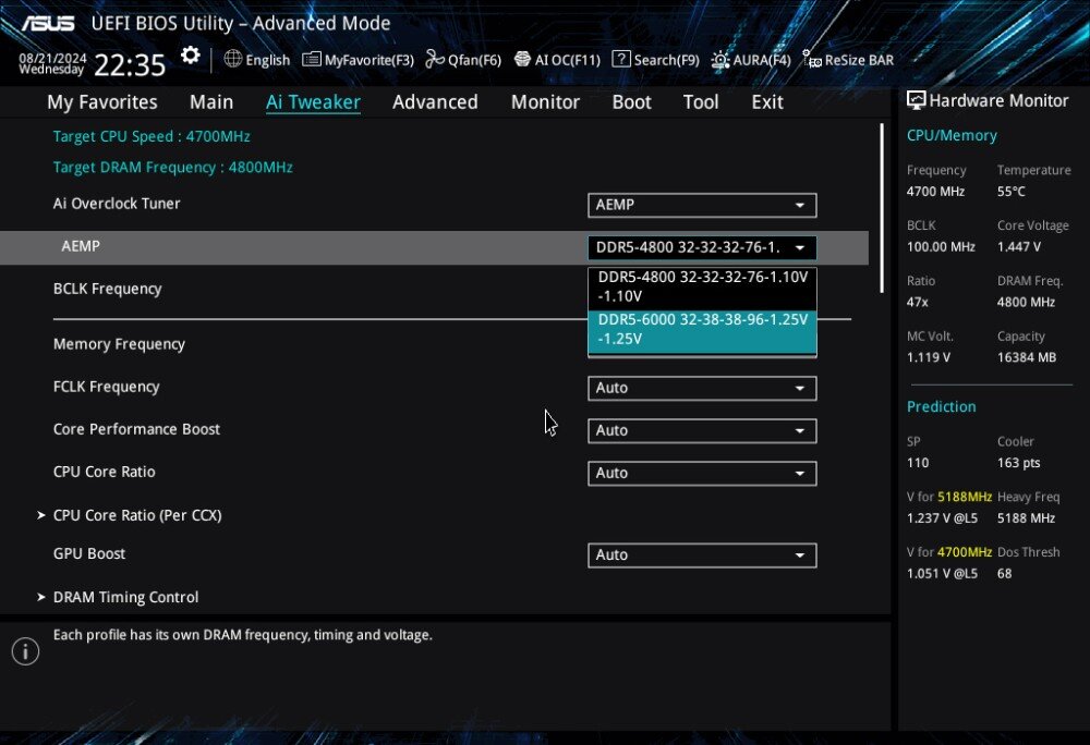 Interfejs UEFI BIOS Utility w trybie zaawansowanym z zakładką Ai Tweaker, pokazujący ustawienia takie jak Target CPU Speed: 4700MHz i Target DRAM Frequency: 4800MHz. Po prawej stronie znajduje się monitor sprzętu z informacjami o częstotliwości CPU i temperaturze 55°C.