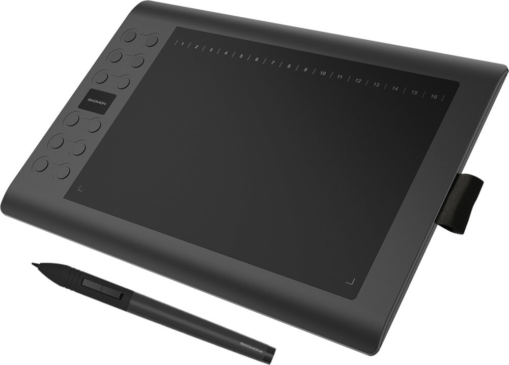 Na obrazie widoczny jest czarny tablet graficzny z kilkunastoma przyciskami po jednej stronie oraz rysik leżący obok. Na tablecie znajduje się logo \'GAOMON\'.