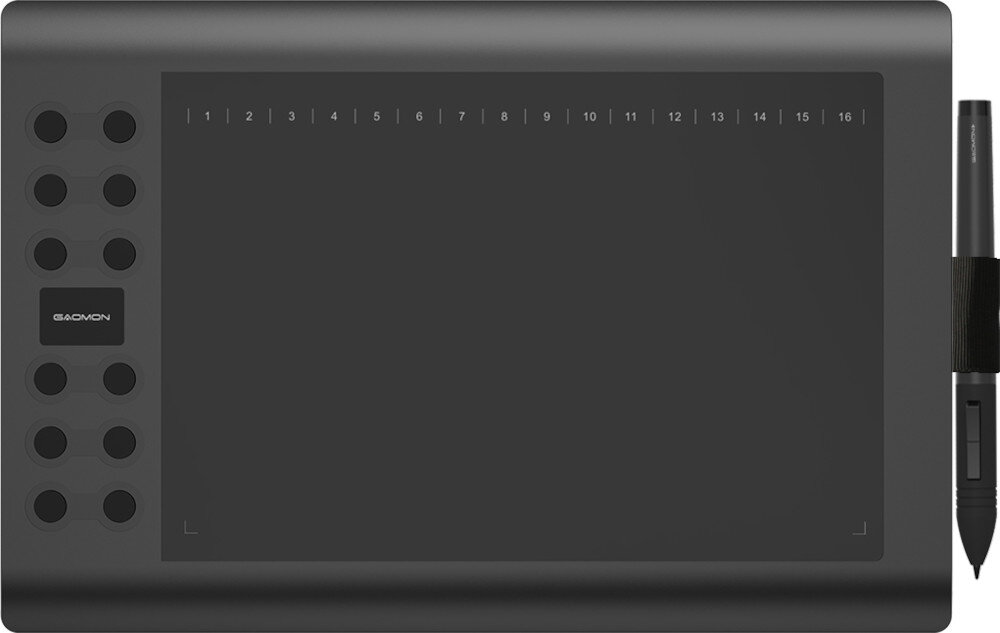Czarny tablet graficzny z szesnastoma przyciskami funkcyjnymi na górze i dziesięcioma przyciskami po boku. Obok tabletu znajduje się rysik, a na tablecie widoczne jest logo \'GAOMON\'.