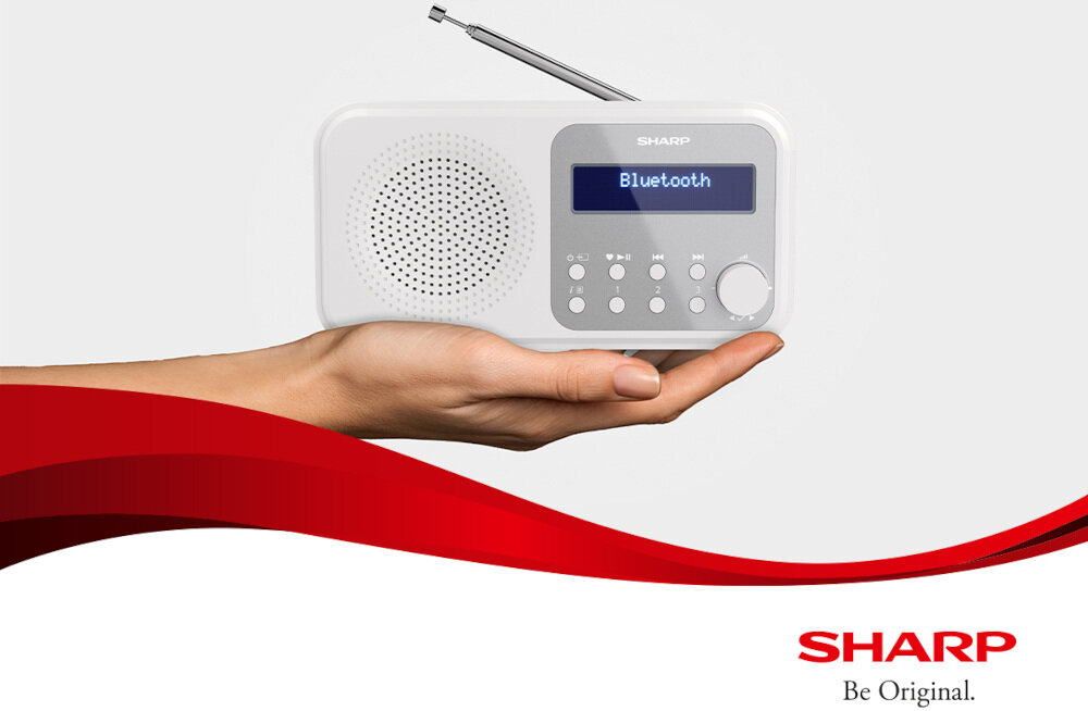 Białe przenośne radio z wyświetlaczem LCD pokazującym tekst \'Bluetooth\', umieszczone na dłoni. Na dole widoczne jest logo \'SHARP Be Original.\'