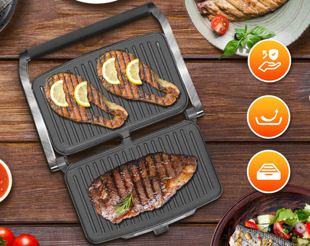 Grill elektryczny z otwartą pokrywą, na którym znajdują się grillowane kawałki mięsa z plasterkami cytryny. Obok grilla widoczne są trzy okrągłe ikony z symbolami: dłoni, fali i szuflady.