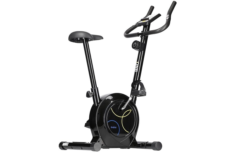 Czarny rower magnetyczny z logo \'ONE\' na ramie i kolorowymi liniami na obudowie koła zamachowego. Na kierownicy znajduje się pokrętło regulacji oporu.