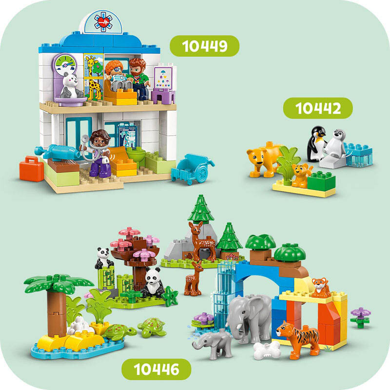 Obraz przedstawia trzy zestawy LEGO DUPLO: szpital z figurkami ludzi i zwierząt oznaczony numerem 10449, zestaw z pingwinami i lwami oznaczony numerem 10442 oraz zestaw z różnymi zwierzętami, w tym słoniami i tygrysami, oznaczony numerem 10446.