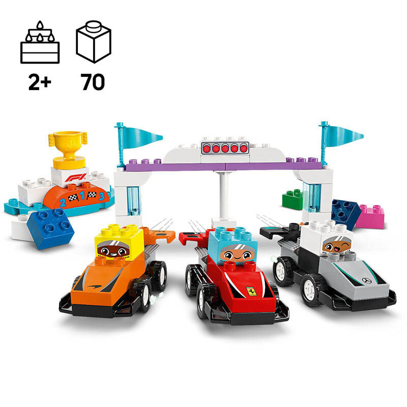 Zestaw LEGO przedstawia trzy kolorowe bolidy wyścigowe z kierowcami oraz elementy toru wyścigowego, takie jak podium z pucharem i bramkę startową. Na obrazie widoczne są także ikony sugerujące wiek 2+ i liczbę elementów 70.