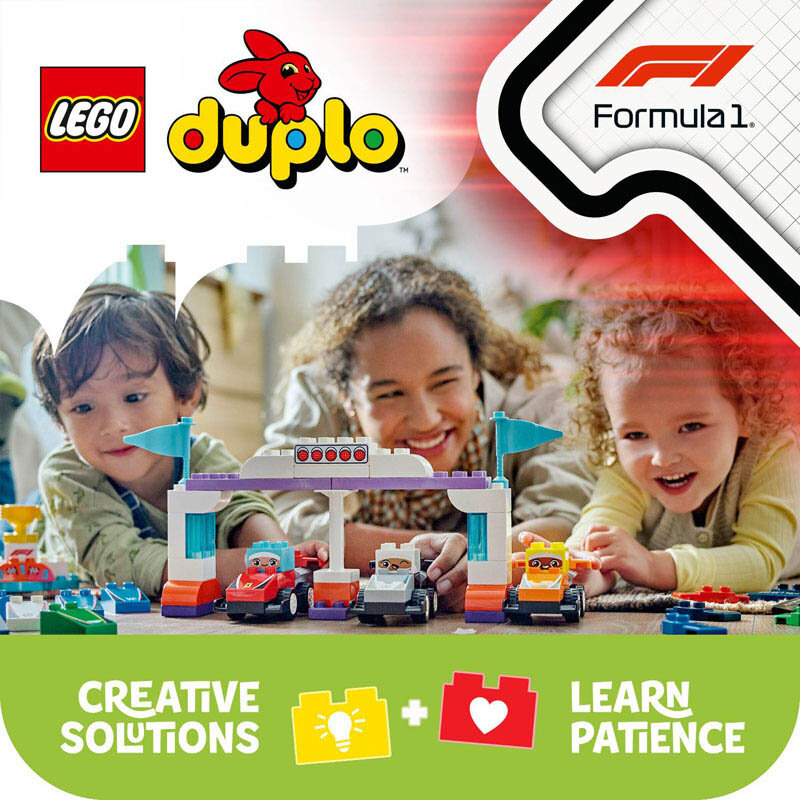 Na obrazie widoczne są dzieci bawiące się zestawem klocków LEGO DUPLO, przedstawiającym tor wyścigowy z bolidami. W tle znajdują się logotypy LEGO, DUPLO oraz Formula 1, a na dole napis \'CREATIVE SOLUTIONS + LEARN PATIENCE\'.