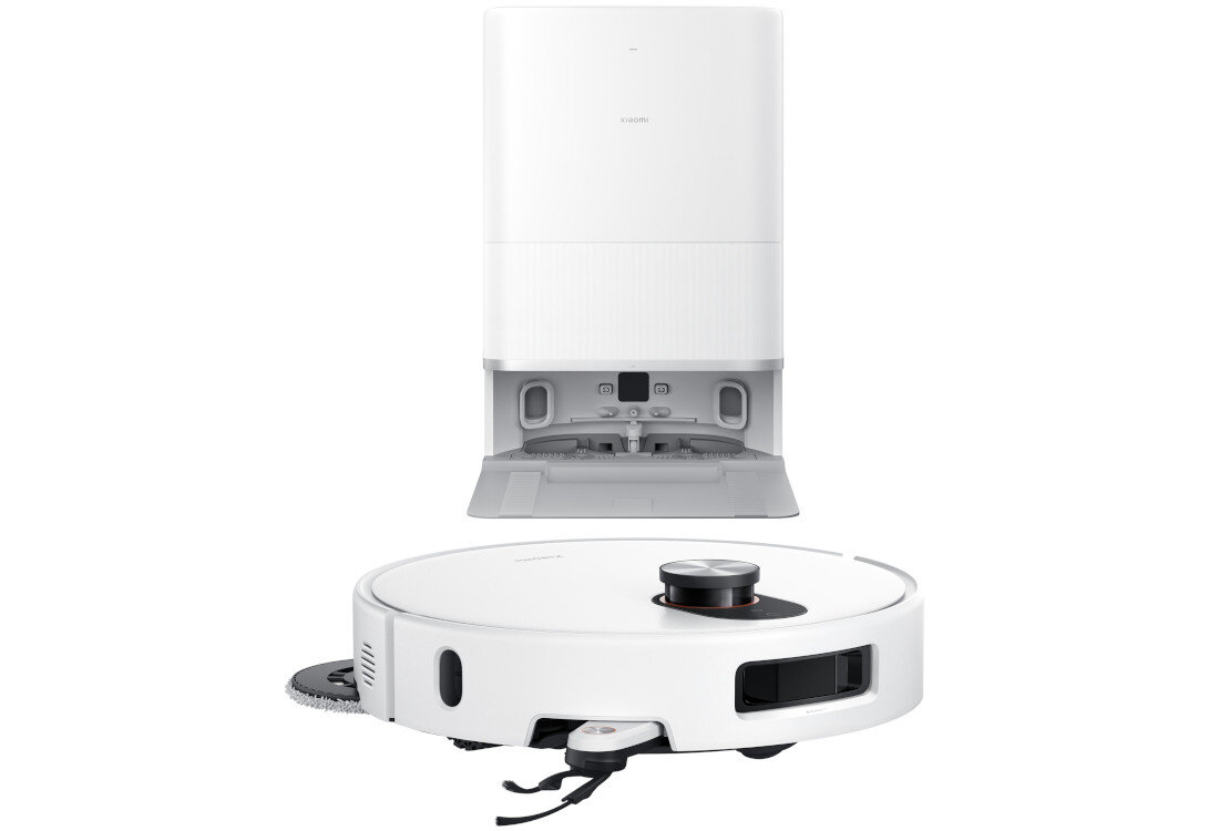 Na obrazie widoczny jest biały robot sprzątający z okrągłą obudową oraz stacja dokująca. Na stacji dokującej znajduje się logo \'XIAOMI\'.