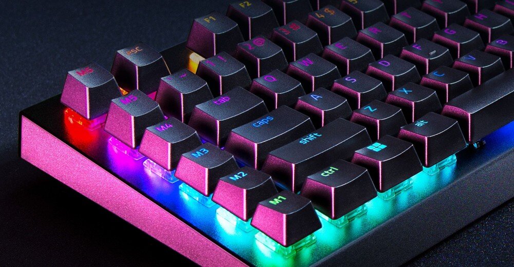 Klawiatura mechaniczna z podświetleniem RGB, widoczne klawisze z oznaczeniami takimi jak \'shift\', \'ctrl\', \'caps\'.
