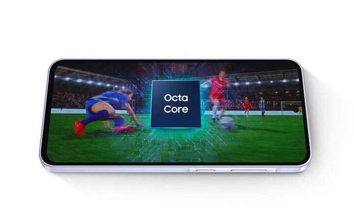 Smartfon wyświetla dynamiczną scenę z meczu piłki nożnej, na której widoczni są zawodnicy. Na ekranie znajduje się napis \'Octa Core\'.