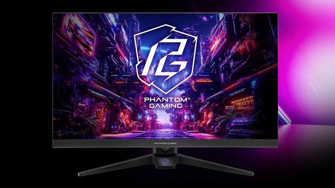 Monitor wyświetla kolorową grafikę z logo \'PG Phantom Gaming\' na tle futurystycznego miasta. Obudowa monitora jest czarna z widocznym logo \'Phantom Gaming\' na podstawie.