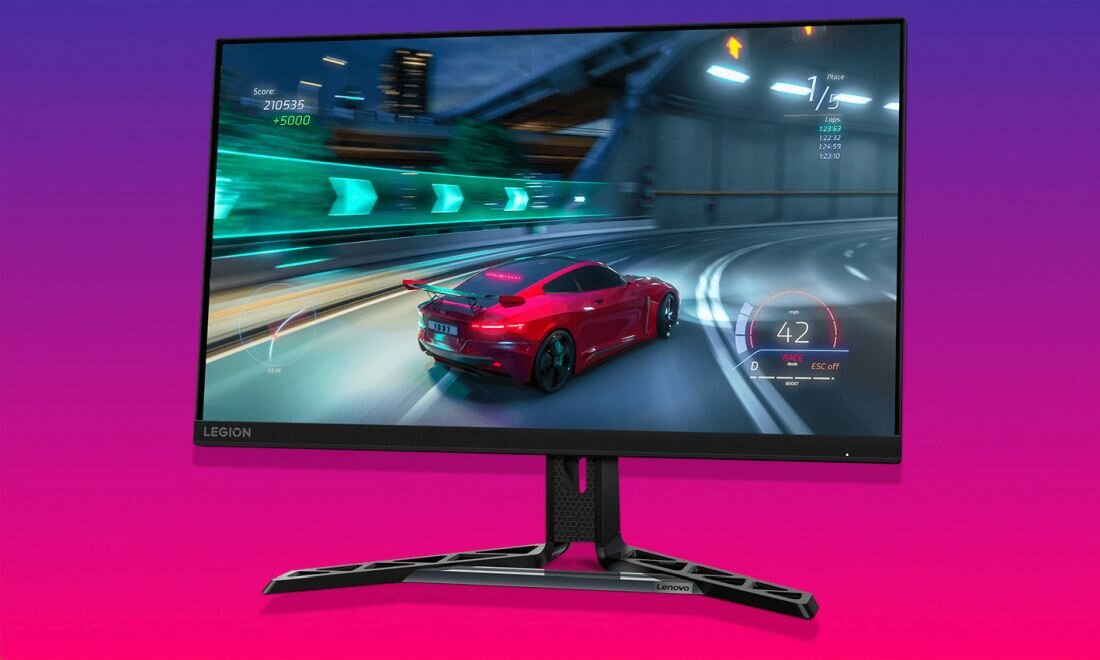 Monitor wyświetla dynamiczną scenę z gry wyścigowej, przedstawiającą czerwony samochód na torze. Na obudowie monitora widoczne są napisy \'LEGION\' i \'Lenovo\'.