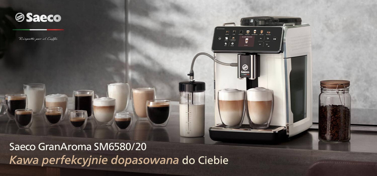 Na blacie stoi biały ekspres do kawy z logo Saeco, obok którego znajduje się kilka filiżanek z różnymi rodzajami kawy. Na obrazie widoczny jest tekst: \'Saeco GranAroma SM6580/20 Kawa perfekcyjnie dopasowana do Ciebie\'.