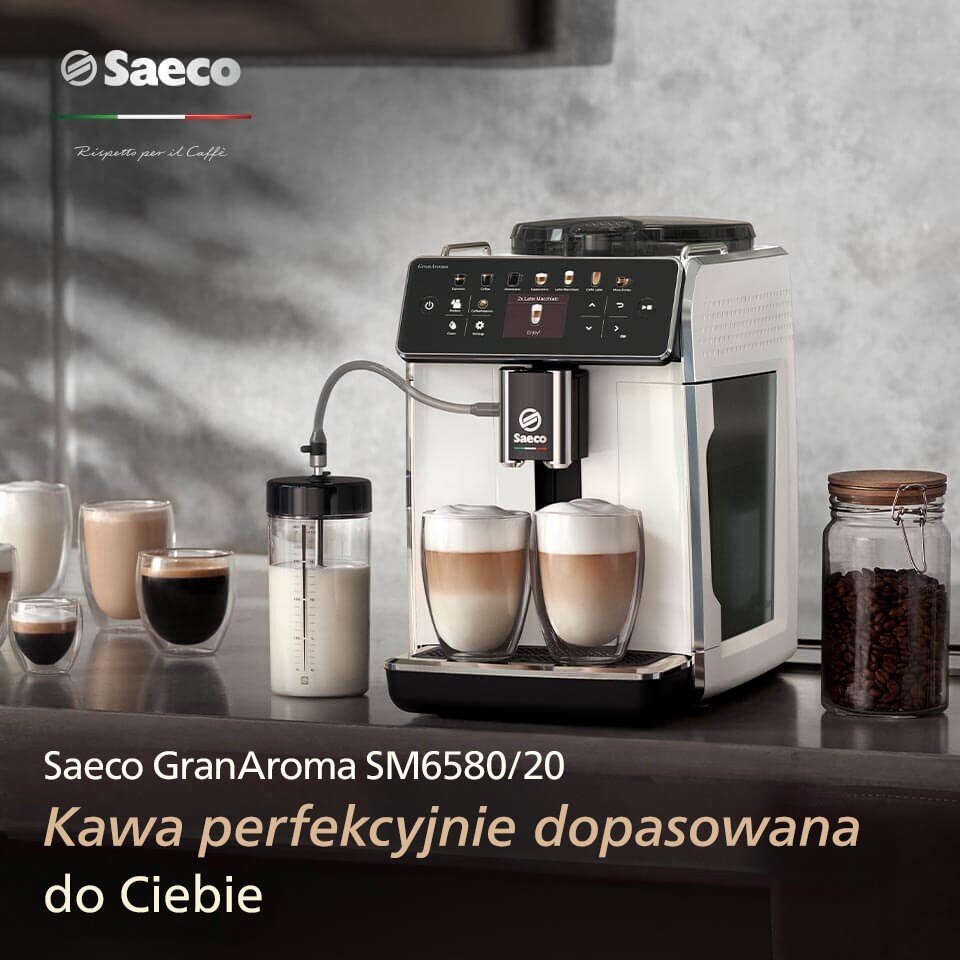 Na obrazie widoczny jest biały ekspres do kawy z logo Saeco, obok którego stoją filiżanki z różnymi rodzajami kawy. Na obrazie znajduje się tekst: \'Saeco GranAroma SM6580/20 Kawa perfekcyjnie dopasowana do Ciebie\'.