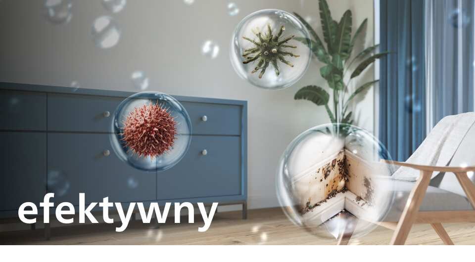Wnętrze pokoju z niebieską komodą i rośliną w doniczce, na pierwszym planie widoczne są powiększone obrazy zarodników pleśni i grzybów w bańkach. Na dole obrazu znajduje się napis \'efektywny\'.