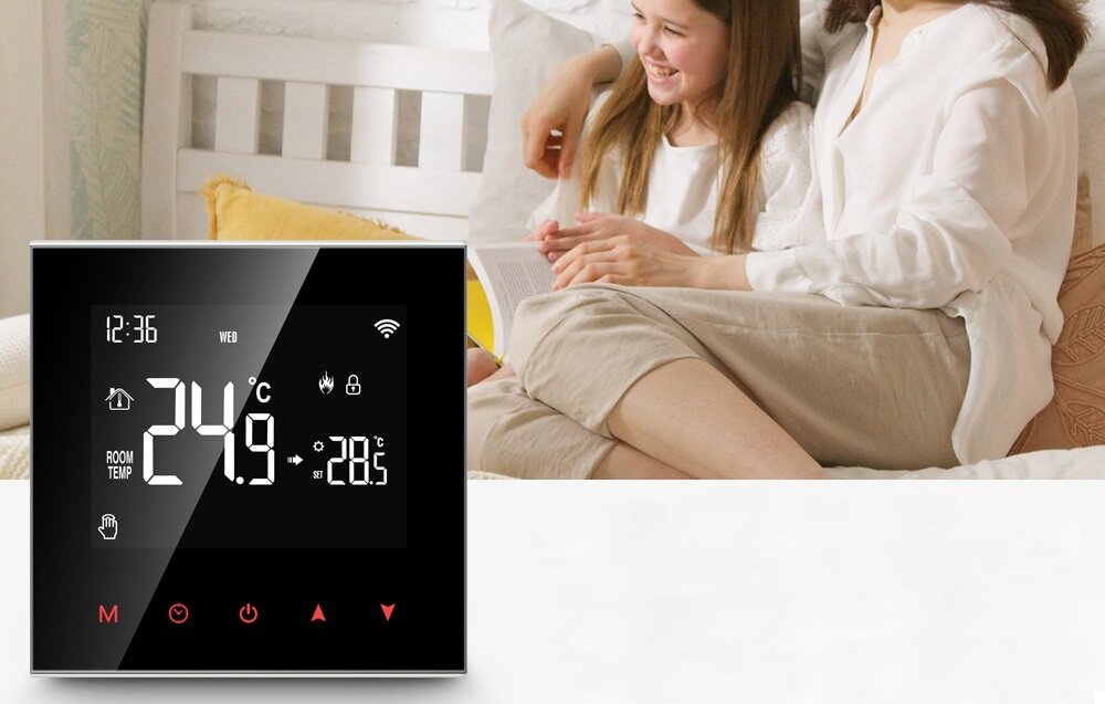 Na obrazie widoczny jest termostat z wyświetlaczem pokazującym godzinę 12:36, temperaturę 24,9°C oraz inne ikony. W tle znajdują się dwie osoby siedzące na łóżku.