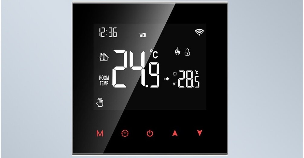Na obrazie widoczny jest cyfrowy termostat z wyświetlaczem pokazującym godzinę 12:36, dzień tygodnia \'WED\', temperaturę 24.9°C oraz ustawioną temperaturę 28.5°C. Na dole ekranu znajdują się czerwone ikony: M, zegar, przycisk zasilania oraz strzałki w górę i w dół.