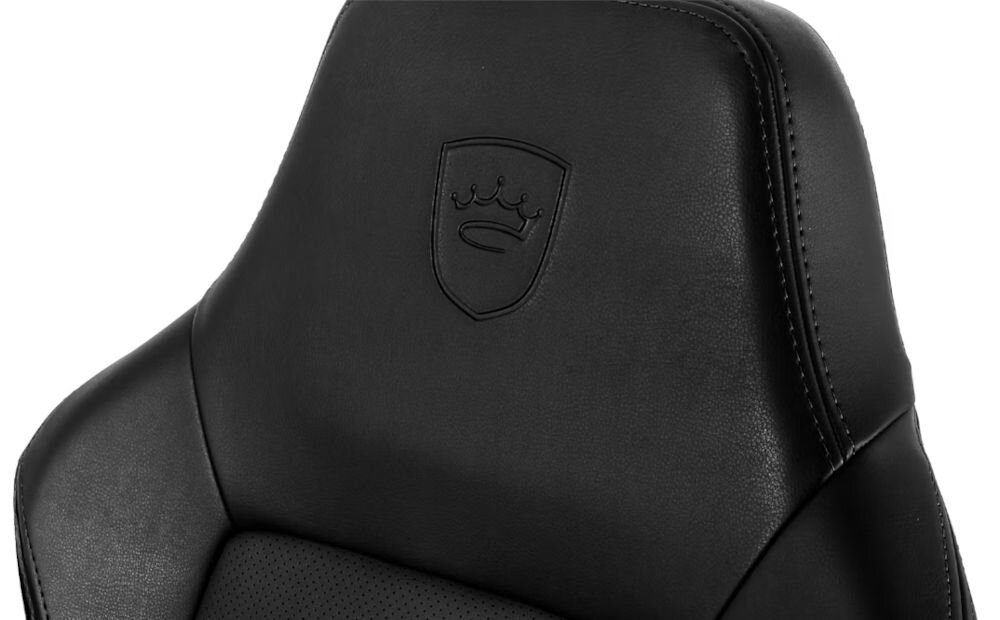 Fotel NOBLECHAIRS Hero Czarny zbliżenie na logo na zagłówku na białym tle przeszycia rombowe, detal zagłówka i aluminiowe wykończenia estetyka wyróżnij się