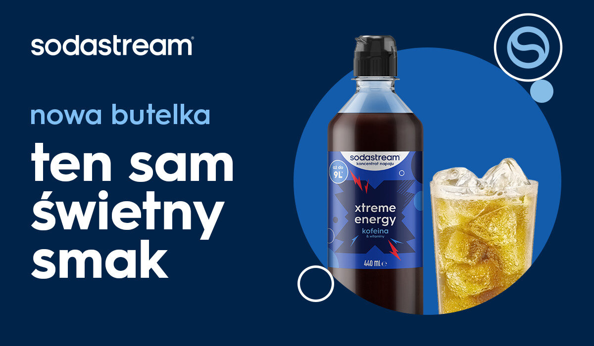 Na obrazie znajduje się butelka syropu sodastream classics z napisem \'Xtreme energy\' oraz szklanka z napojem i lodem. Tło jest jasne z dużym, półprzezroczystym napisem \'Syrop\'.