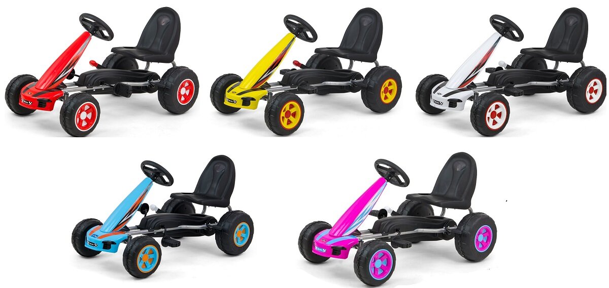 Na obrazie widoczne są gokarty na pedały w różnych kolorach: czerwonym, żółtym, białym, niebieskim i różowym. Każdy gokart ma czarne siedzenie i kierownicę oraz kolorowe felgi pasujące do koloru nadwozia.
