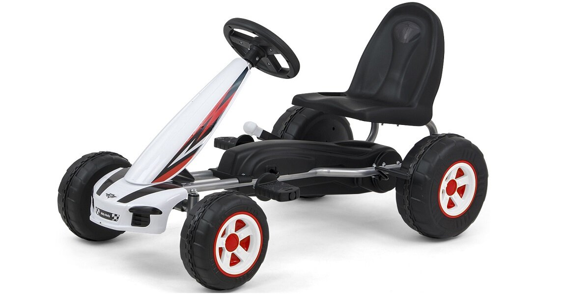 Gokart na pedały z białą ramą i czarnym siedzeniem, posiada cztery duże koła z czerwonymi akcentami. Na ramie widoczne są czarne i czerwone wzory.