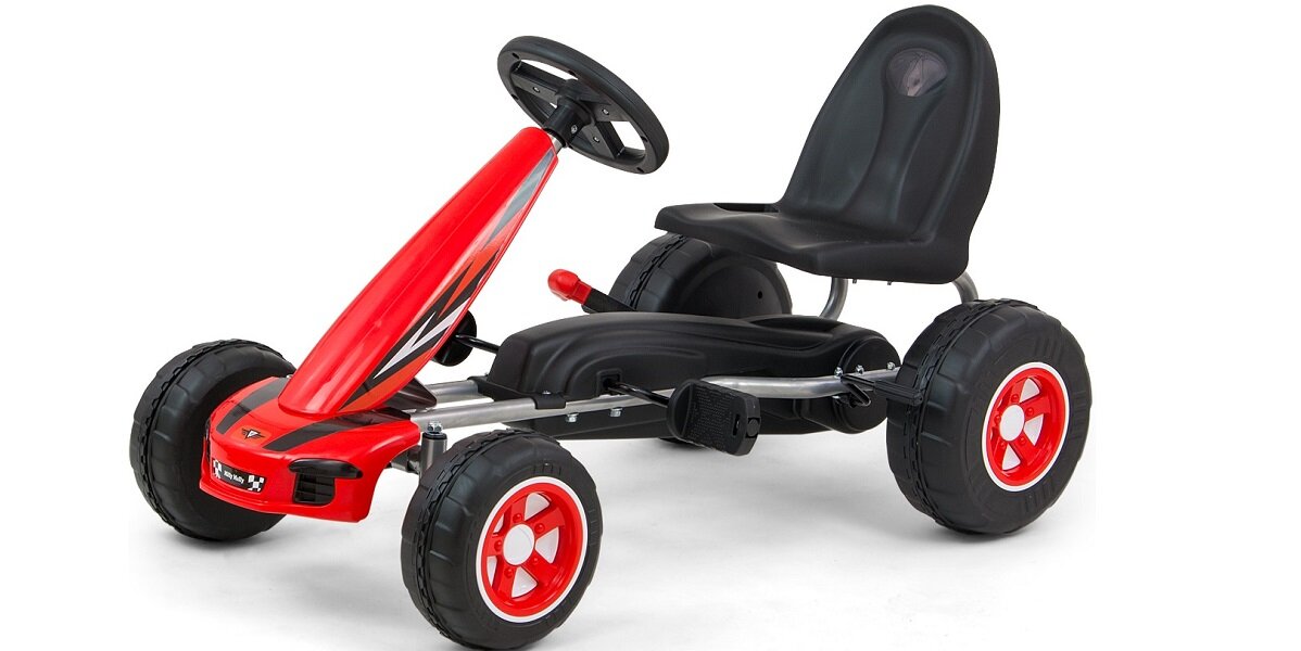 Czerwony gokart na pedały z czarnym siedzeniem i dużymi kołami. Na przodzie widoczne jest logo \'media expert\'.