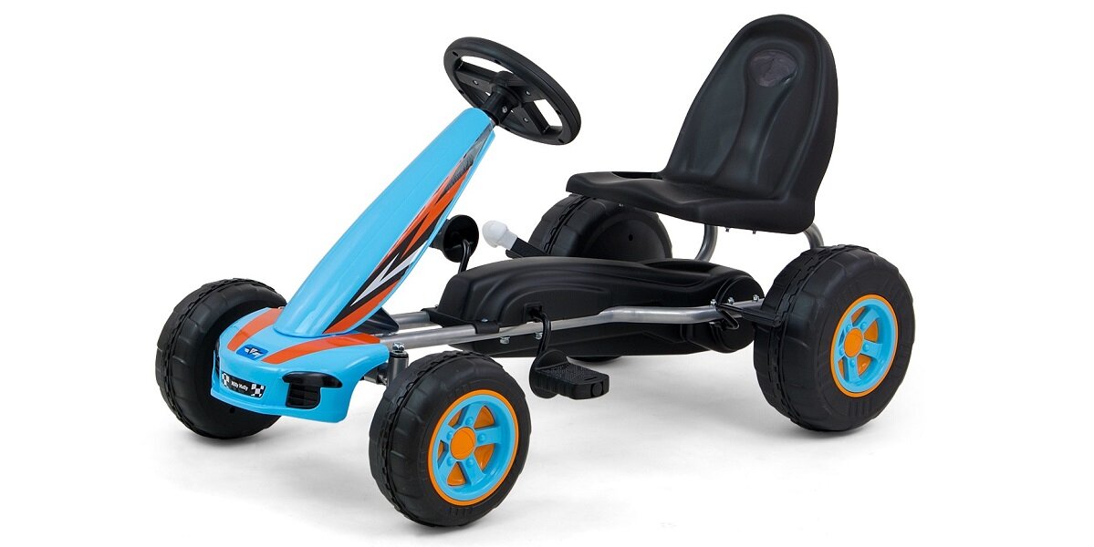 Gokart na pedały w kolorze niebieskim z czarnym siedzeniem i pomarańczowymi akcentami na kołach. Na przodzie widoczne jest logo \'media expert\'.