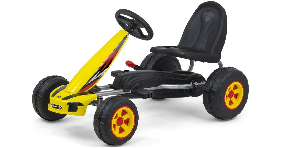 Gokart na pedały w kolorze żółtym z czarnym siedzeniem i czerwonymi akcentami na kołach. Posiada cztery duże koła i kierownicę.