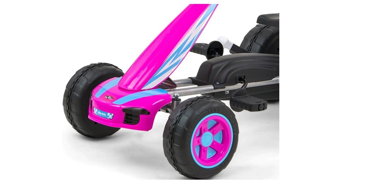 Różowy gokart na pedały z czarnymi oponami i niebieskimi akcentami na kołach. Na przodzie widoczne jest logo producenta oraz napis \'media expert\'.