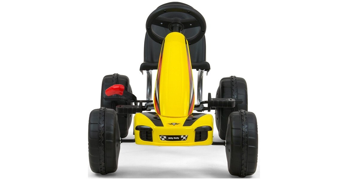 Na zdjęciu widoczny jest żółty gokart na pedały z czarnymi kołami i kierownicą. Na przodzie znajduje się logo z napisem \'Milly Mally\'.