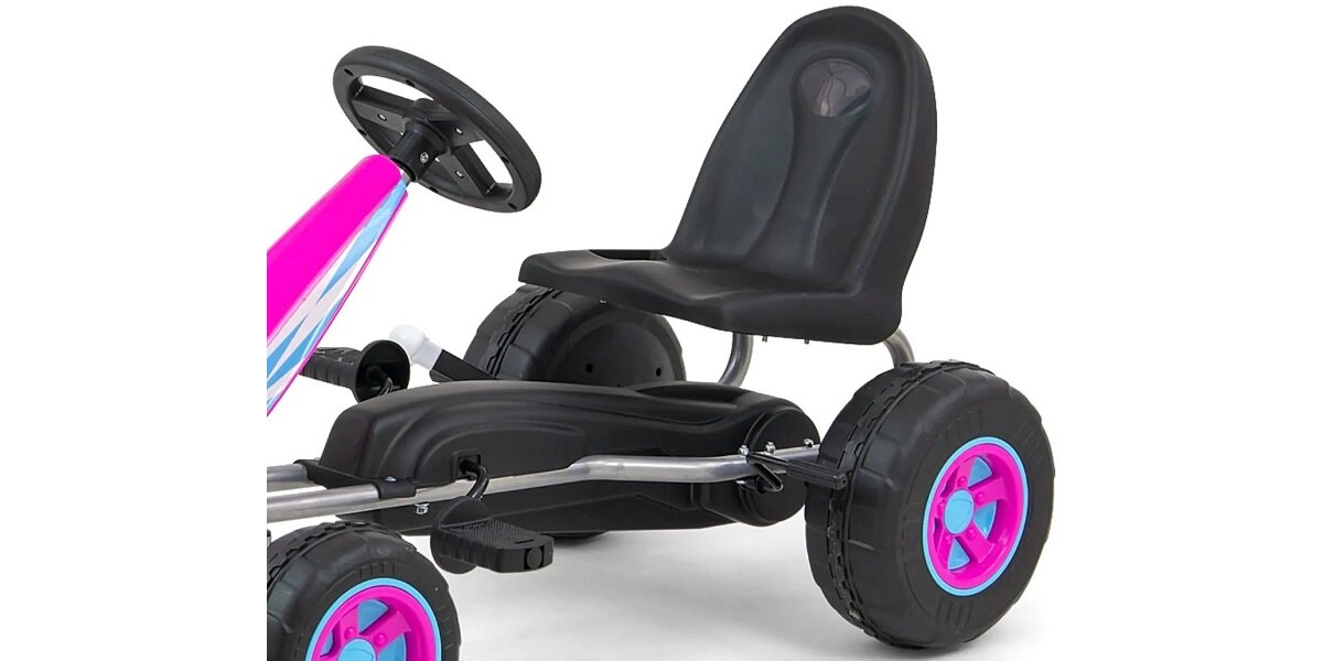 Gokart na pedały z czarnym siedzeniem i różowymi elementami na kołach. Kierownica jest czarna, a rama metalowa.