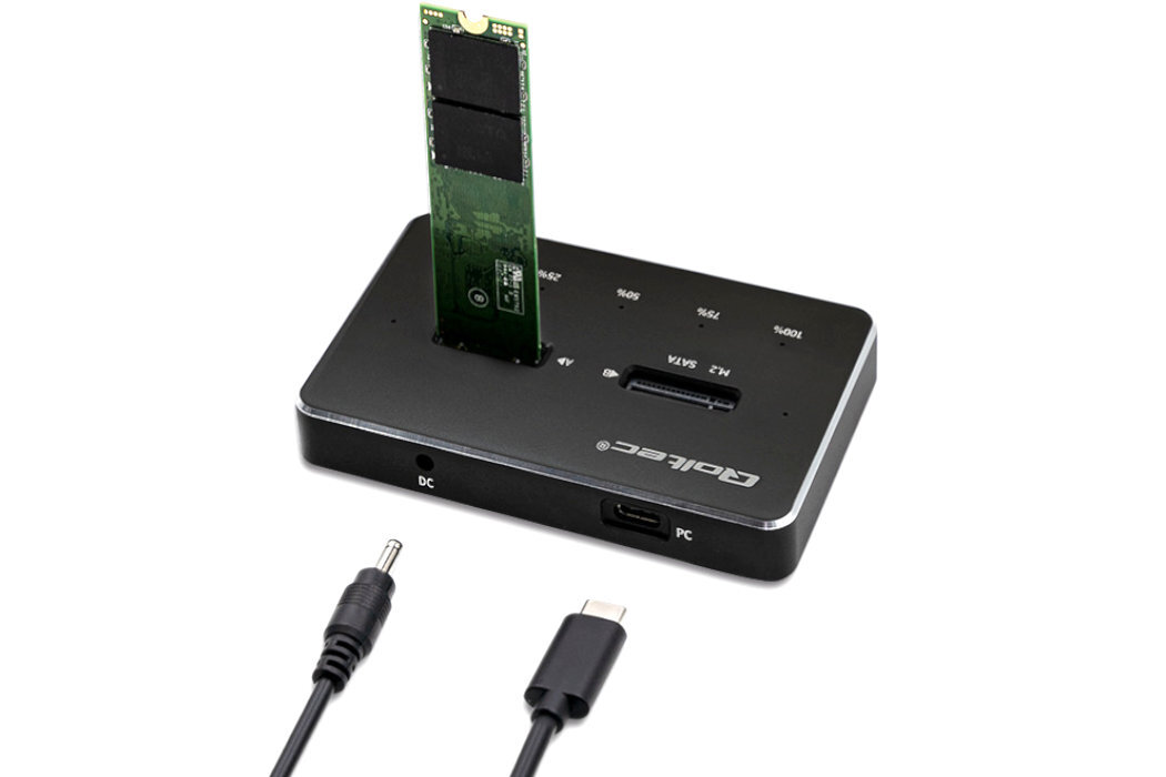 Na obrazie widoczna jest stacja dokująca z logo \'QOLTEC\', z włożonym modułem pamięci. Obok znajdują się dwa kable: jeden z końcówką USB typu C, drugi z końcówką DC.