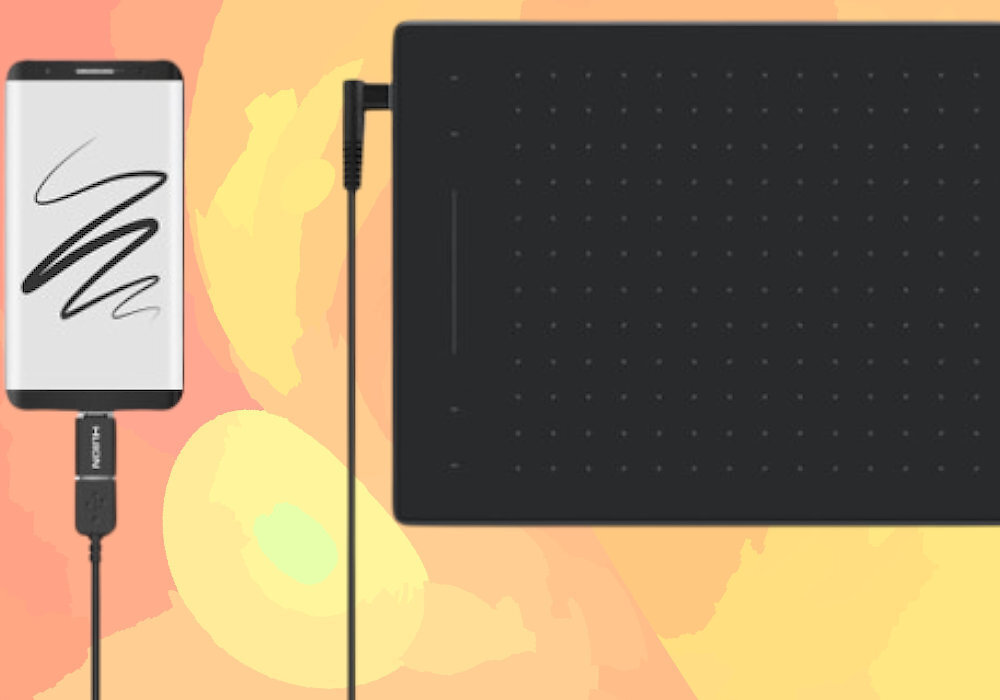 Obraz przedstawia czarny tablet graficzny z podłączonym kablem do smartfona, na którym widoczny jest czarny rysunek. Na kablu znajduje się napis \'HUION\'.