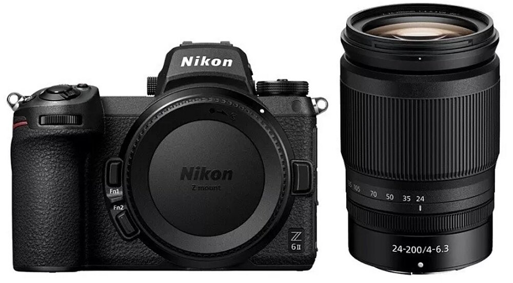 Aparat bezlusterkowy z logo Nikon na korpusie oraz obiektyw z oznaczeniami 24-200/4-6.3.